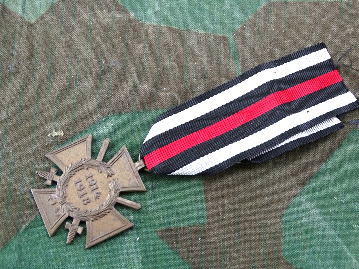 Nachlass Set: Eisernes Kreuz 2. Klasse 1914, CD 800, Ehrenkreuz f. Frontkämpfer, passende Bandspange u Ordenssschnalle