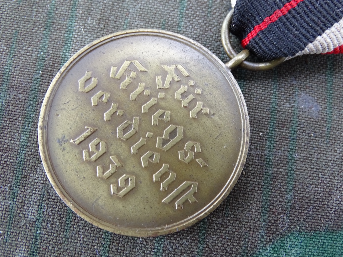 Kriegsverdienstmedaille, Buntmetall mit  Bandabschnitt. 