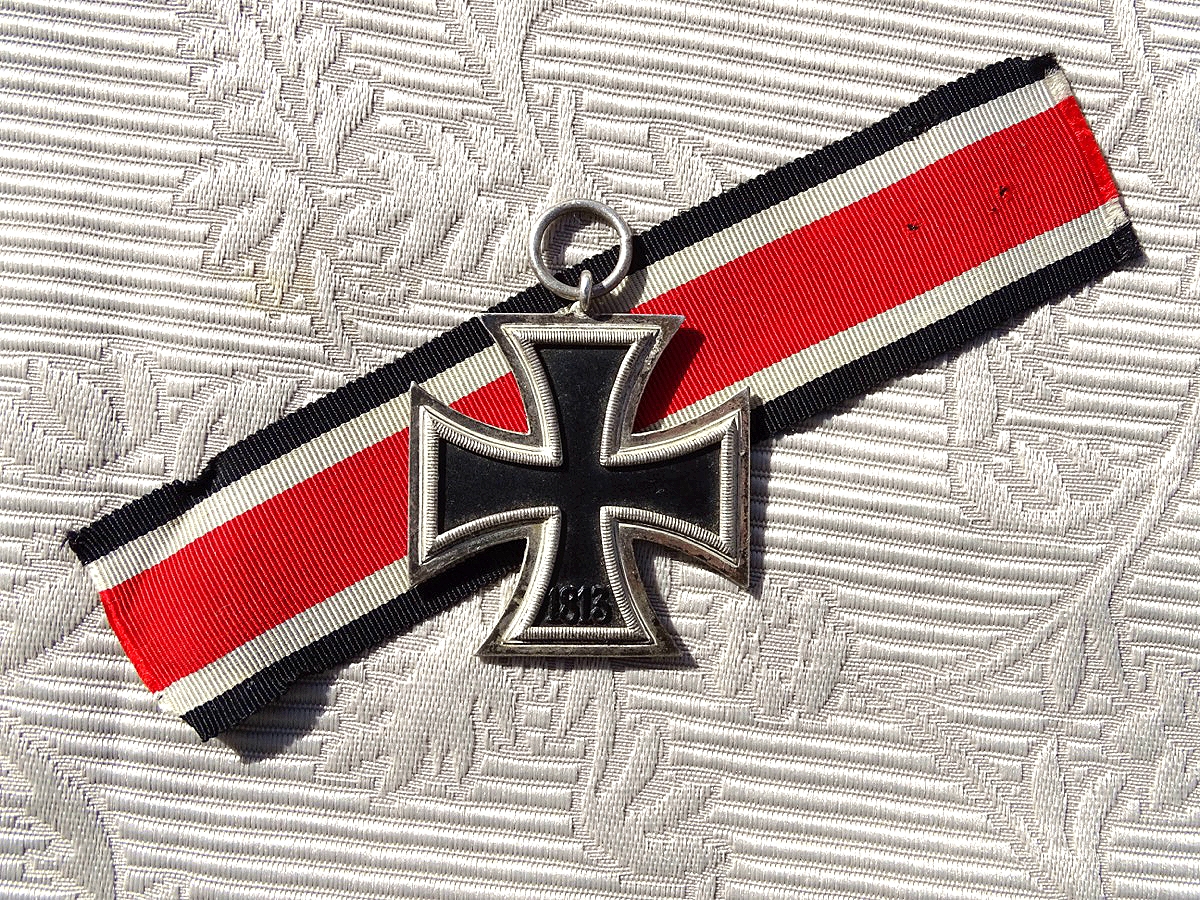 Eisernes Kreuz 2. Klasse 1939, Eisenkern, nahezu kpl. Schwärzung, an Band