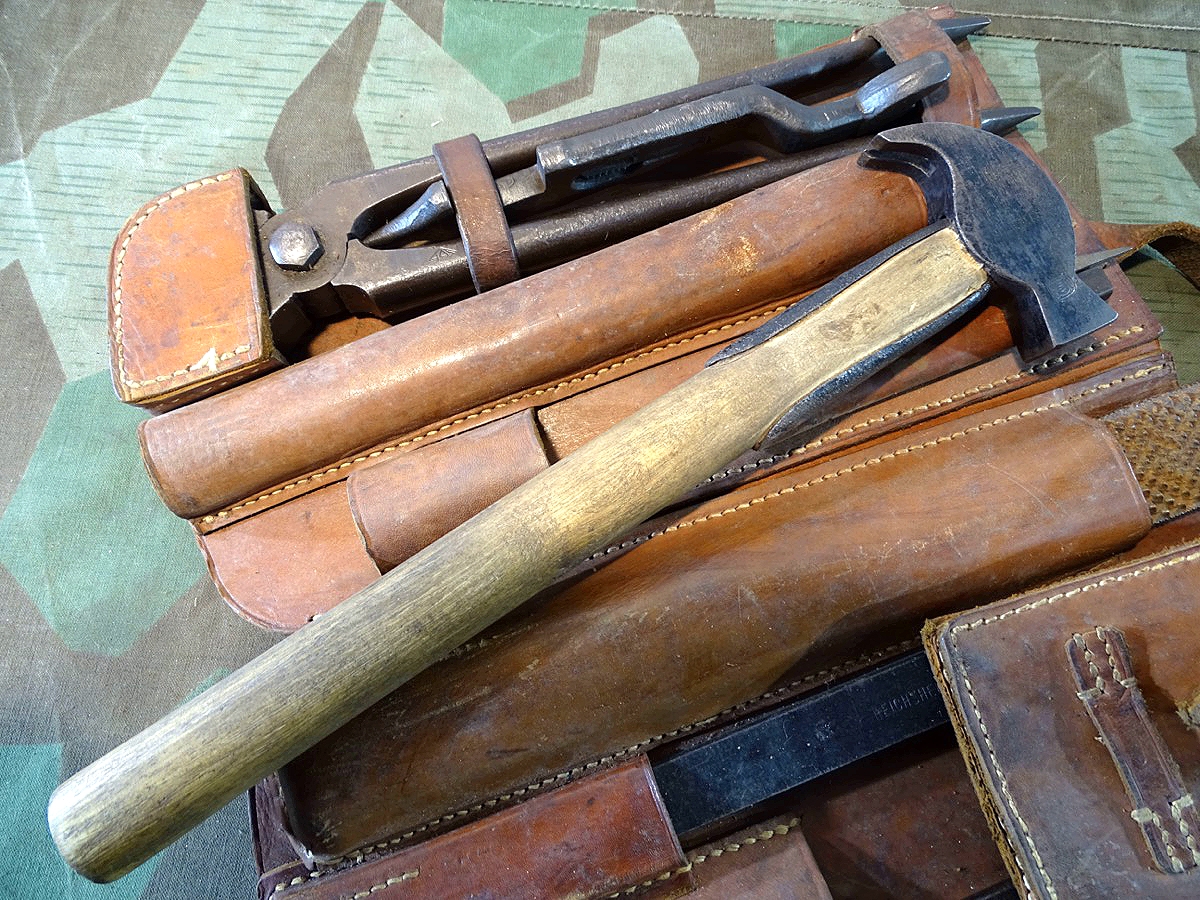 Beschlagzeugtasche für berittenes Hufbeschlagpersonal der Wehrmacht mit fast kpl. Werkzeugsatz, SELTEN