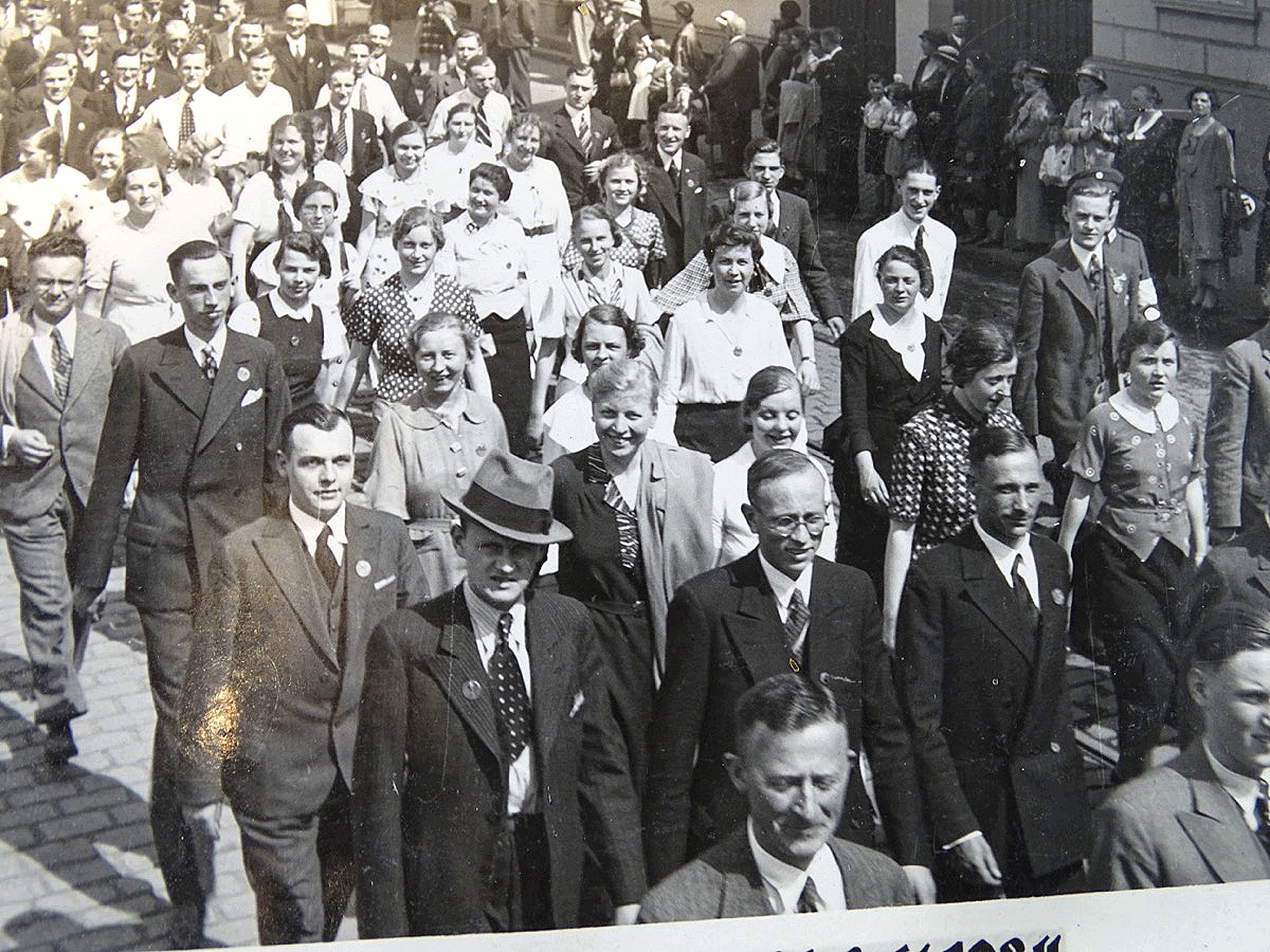 3 Fotopostkarten von einem Aufmarsch zum Tag der Arbeit 1934 in Wuppertal