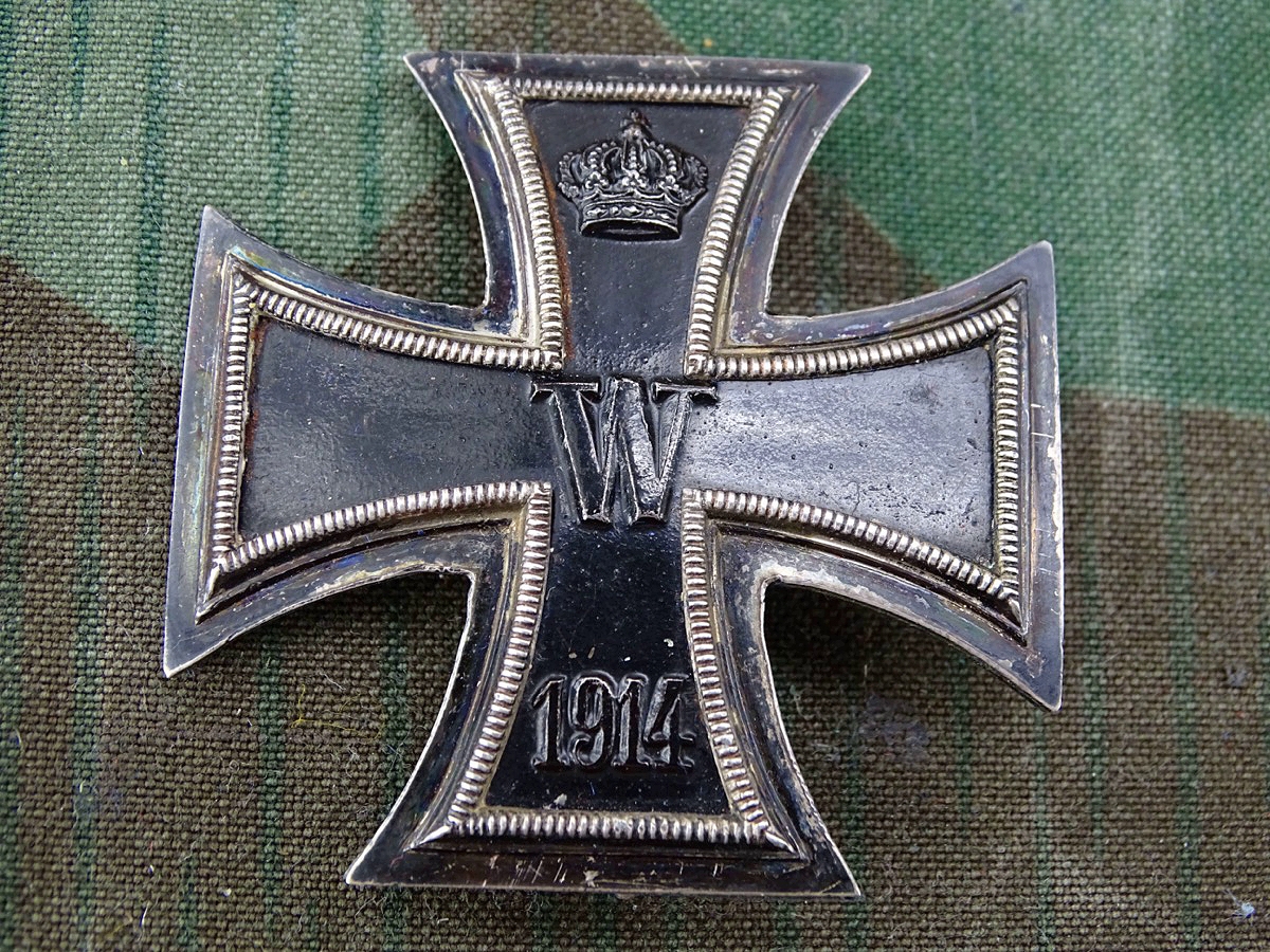 Eisernes Kreuz 1. Klasse 1914, Form 2. Weltkrieg, magnetischer Eisenkern, Gewölbt, kpl. Schwärzung.  Silbermarke 800