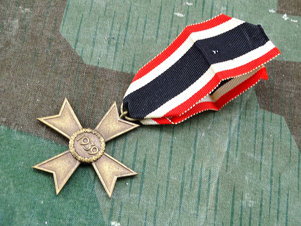 Kriegsverdienstkreuz 1939 ohne Schwerter, Buntmetall, ohne Hst. Mit Band