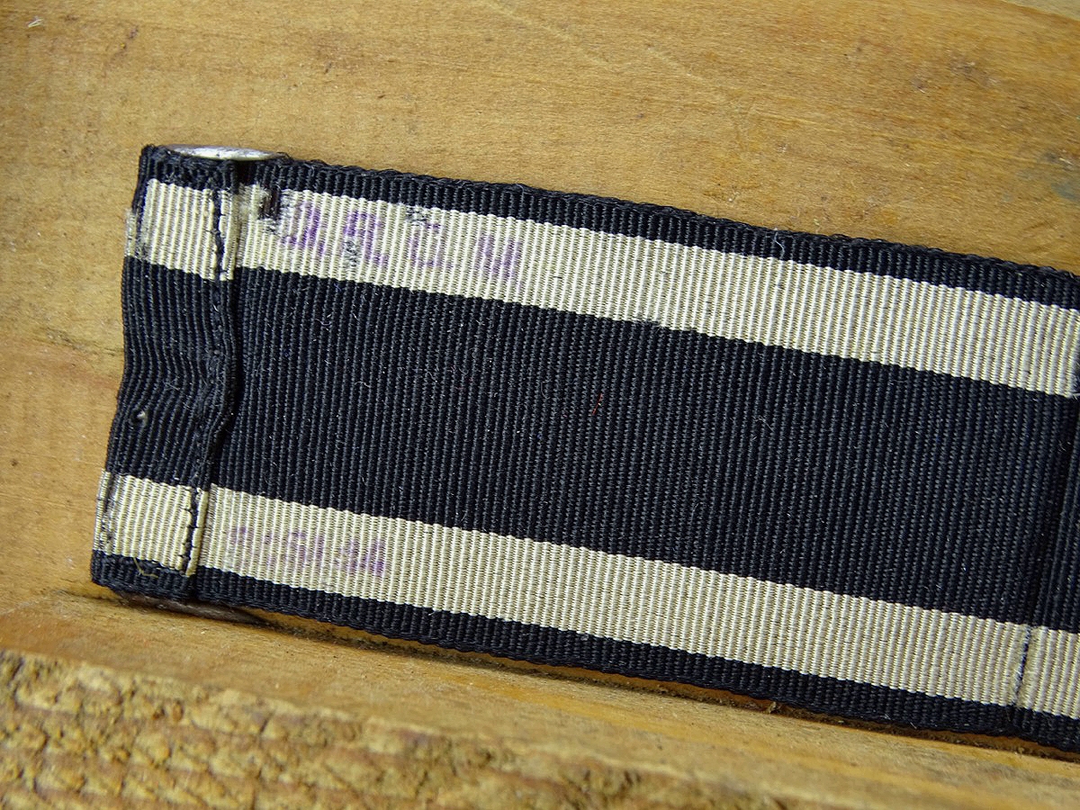 Eisernes Kreuz 2. Klasse 1914, noch fast komplett geschwärzt, Kern unmagnetisch.  DRGM Band Variante