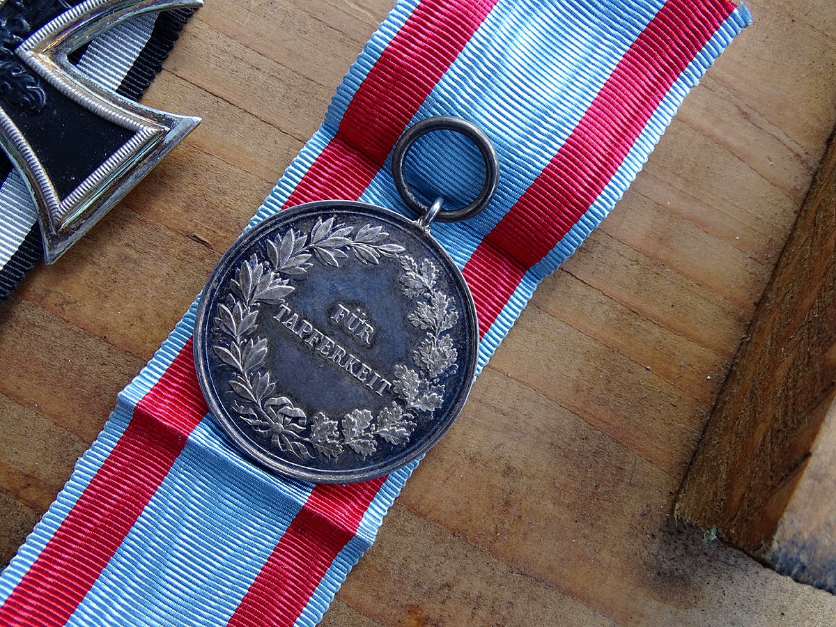 Eisernes Kreuz 2. Klasse 1914, Hst.: K , Hessen- Ernst Ludwig Medaille für Tapferkeit, 2er Bandspange