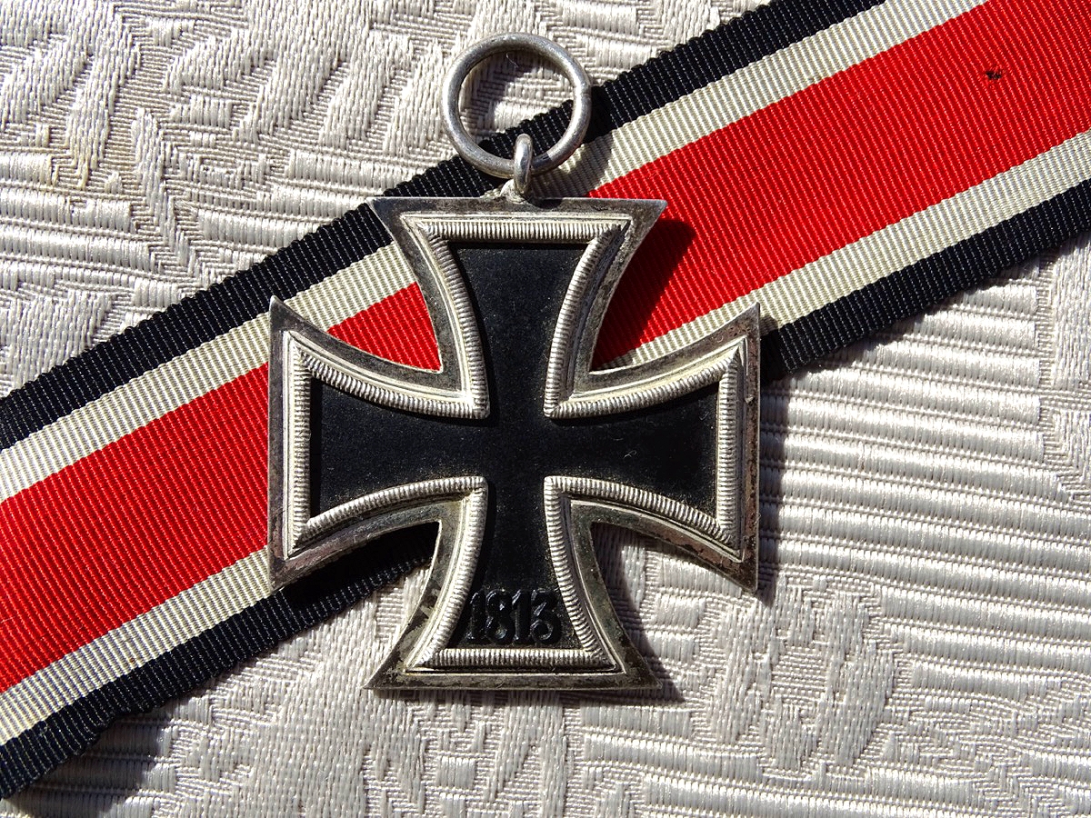 Eisernes Kreuz 2. Klasse 1939, Eisenkern, nahezu kpl. Schwärzung, an Band