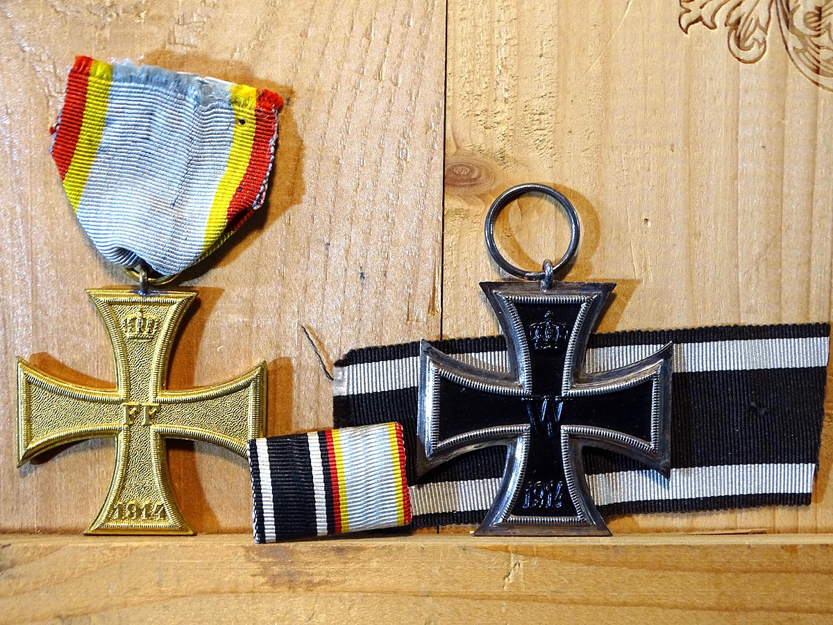 Zusammengehöriges Ordensset aus einem Nachlass: EK 2 1914, Kriegsverdienstkreuz Mecklenburg. Mit Bandspange. 