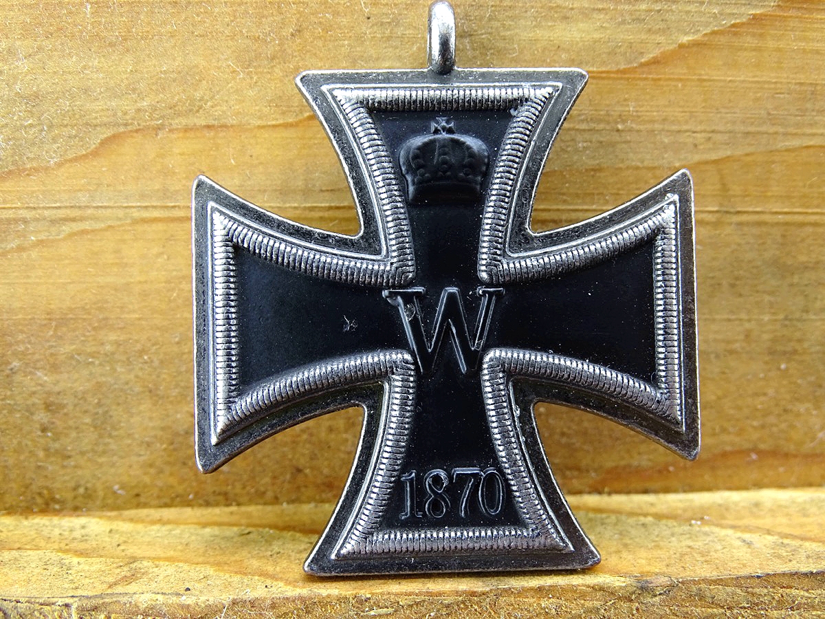 Replik: Eisernes Kreuz 2. Klasse 1870 mit schöner dunkler Patina und Bandabschnitt