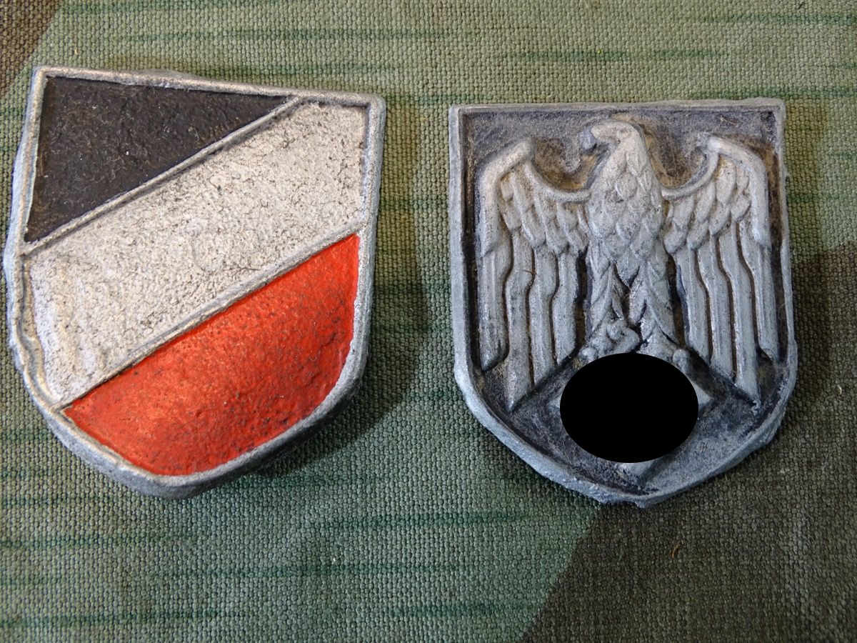 Pärchen Wappen für Wehrmachts Tropenhelm, frühe Stücke, Buntmetall lackiert, G.B. 41, 5 Splinte