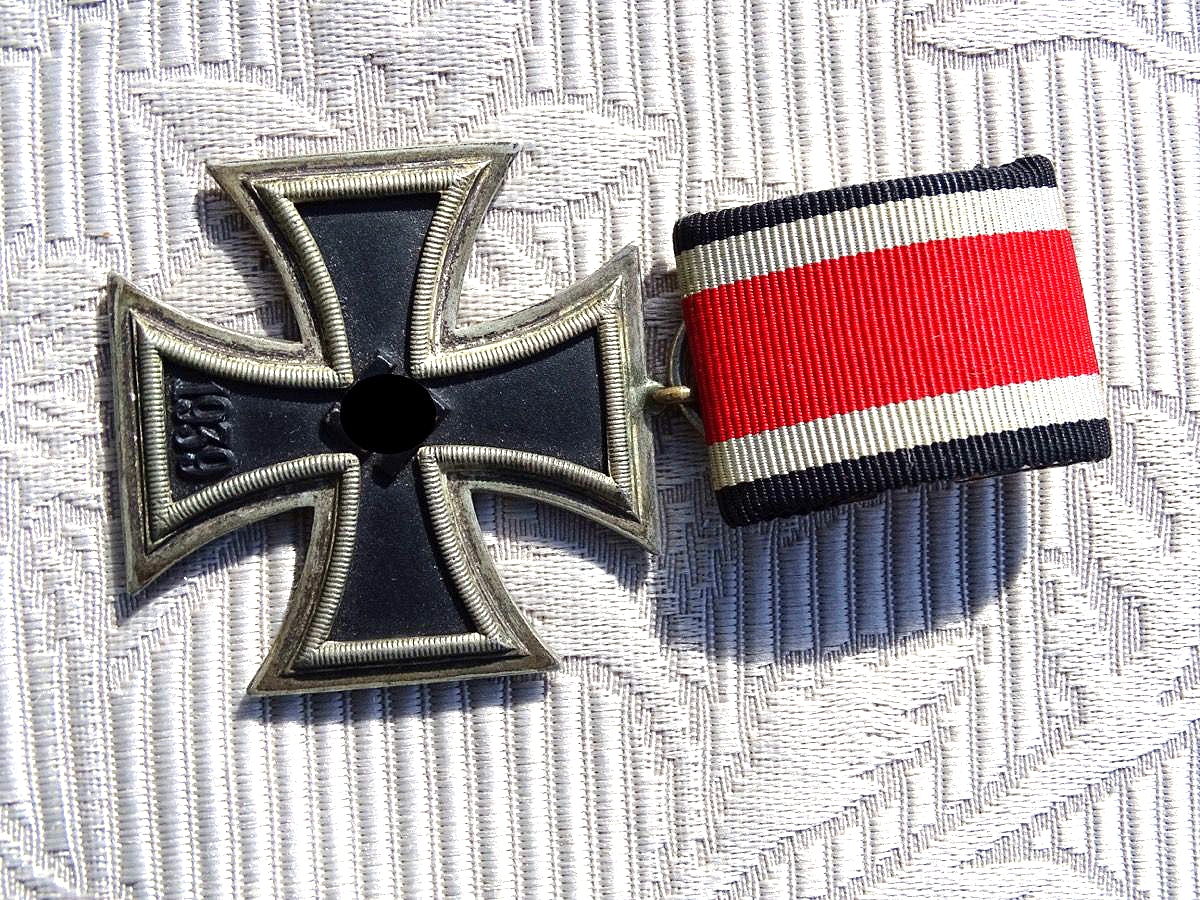 Eisernes Kreuz 2. Klasse 1939, Eisenkern, Juncker, nahezu kpl. Schwärzung, an Einzelordensspange