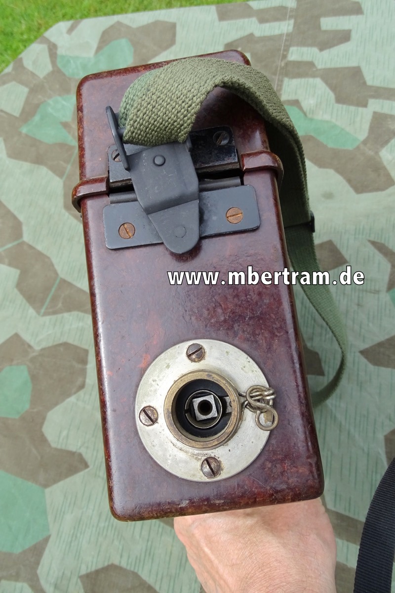 Feldtelefon wie Wehrmacht, eventuell frühe Nachkriegsfertigung mit Riemen