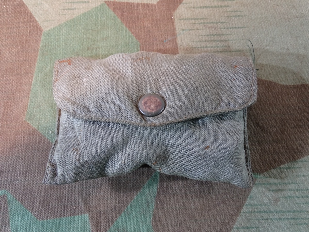 Nähset Wehrmacht in feldgrauer Stofftasche mit Druckknopf. 