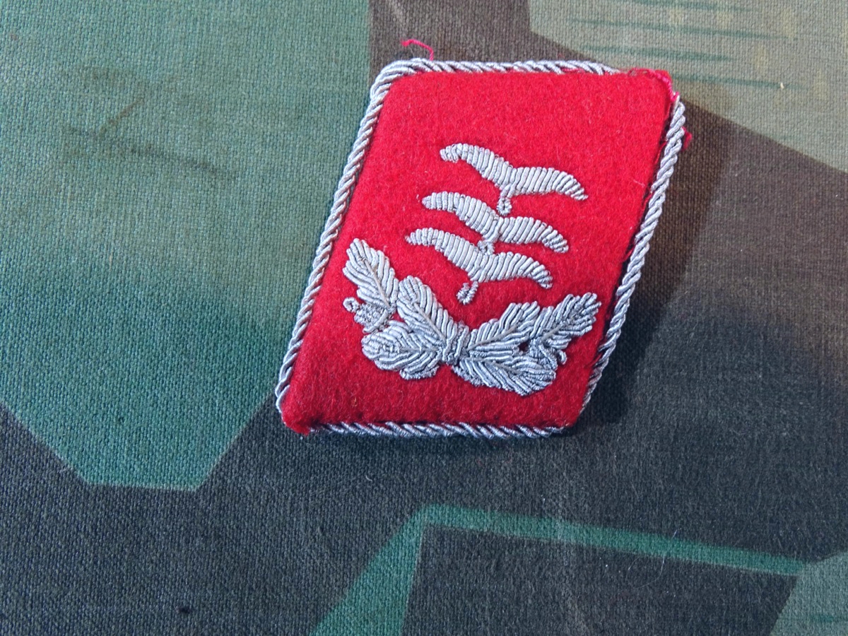 Kragenspiegel Hauptmann der Luftwaffe. Waffenfarbe rot, Flak Artillerie