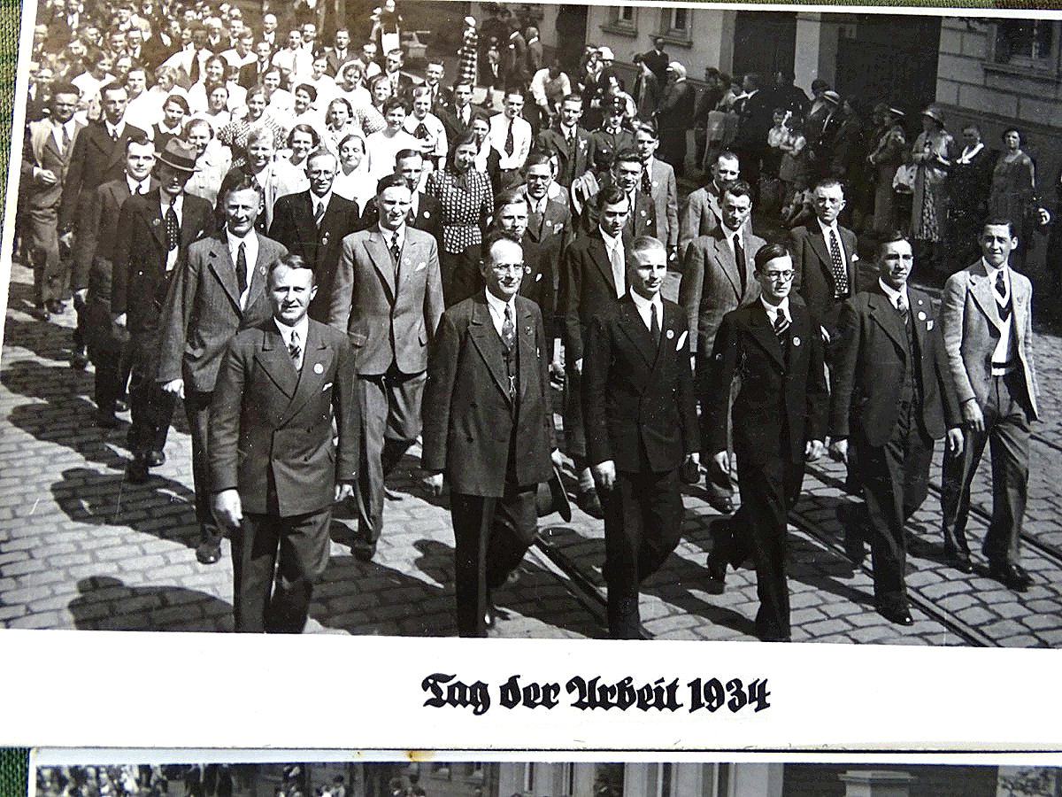 3 Fotopostkarten von einem Aufmarsch zum Tag der Arbeit 1934 in Wuppertal