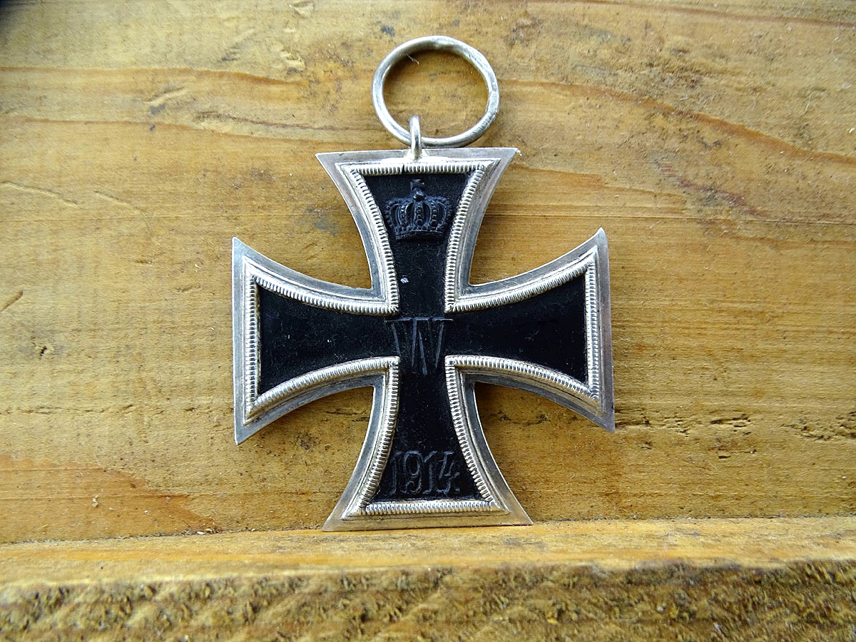 Nachlass Set: Eisernes Kreuz 2. Klasse 1914, CD 800, Ehrenkreuz f. Frontkämpfer, passende Bandspange u Ordenssschnalle