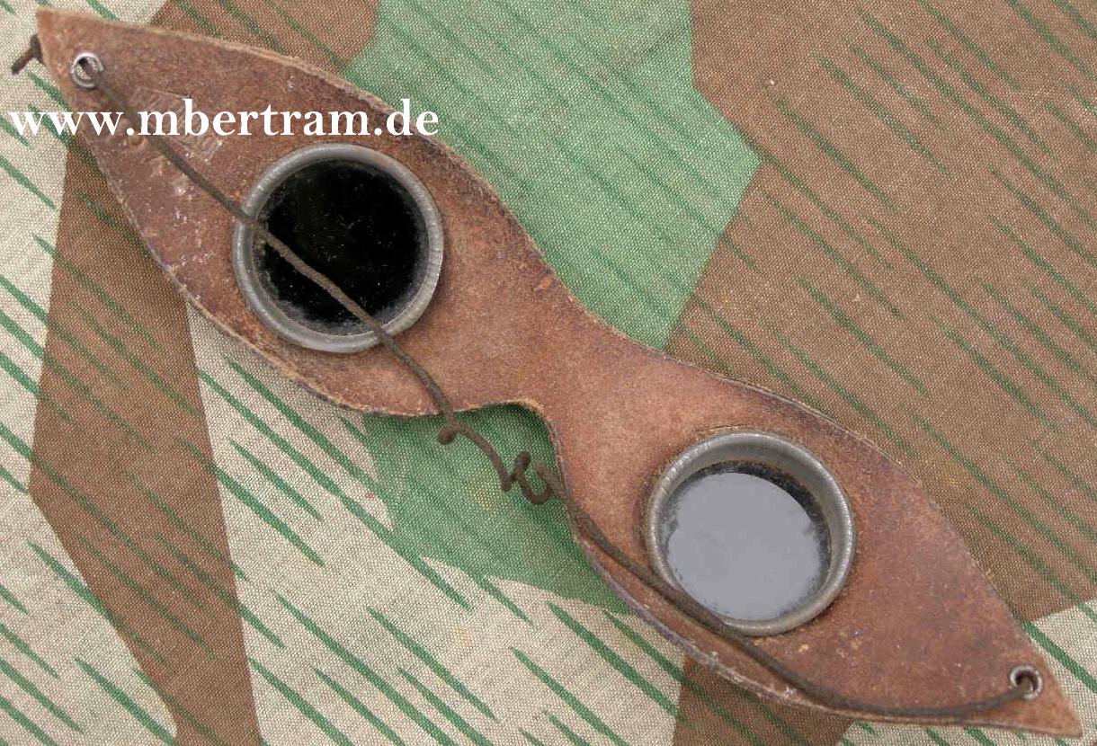 Luftschutz Schutzbrille,  sehr dunkel getönte Gläser, Ledereinfassung. 1944, für Kinder