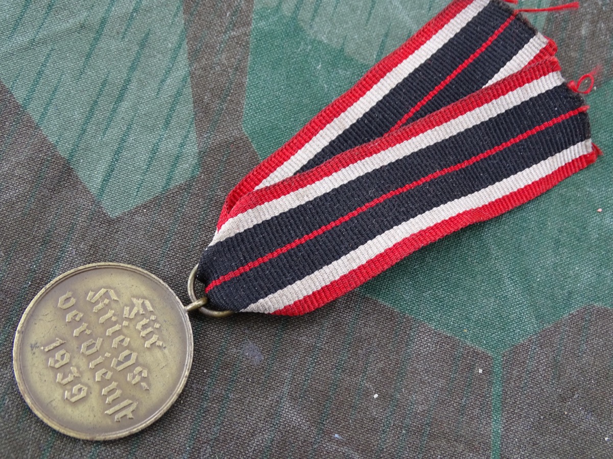 Kriegsverdienstmedaille, Buntmetall mit  Bandabschnitt. 