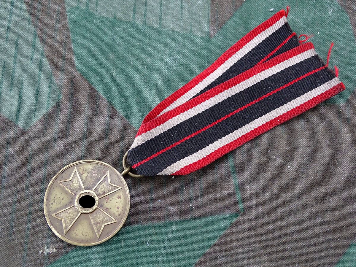 Kriegsverdienstmedaille, Buntmetall mit  Bandabschnitt. 