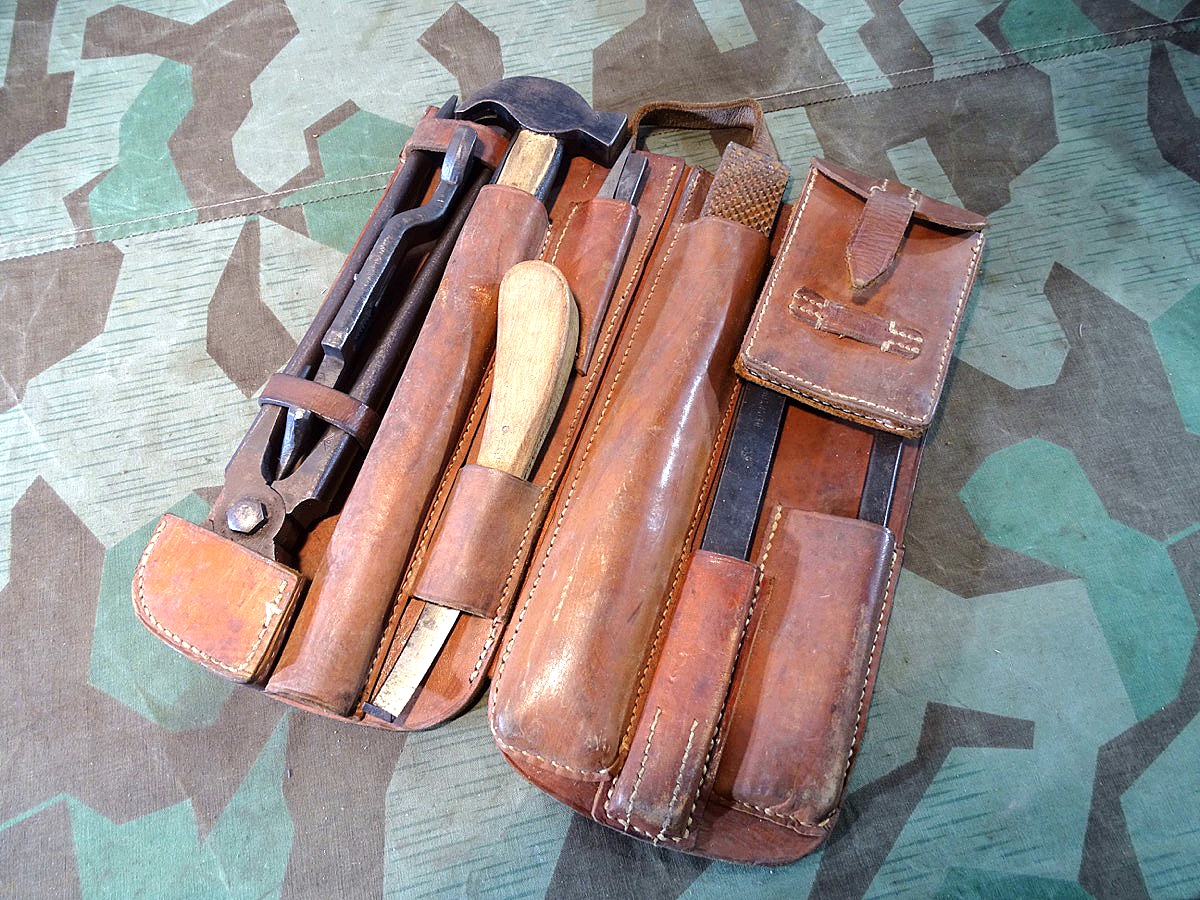 Beschlagzeugtasche für berittenes Hufbeschlagpersonal der Wehrmacht mit fast kpl. Werkzeugsatz, SELTEN