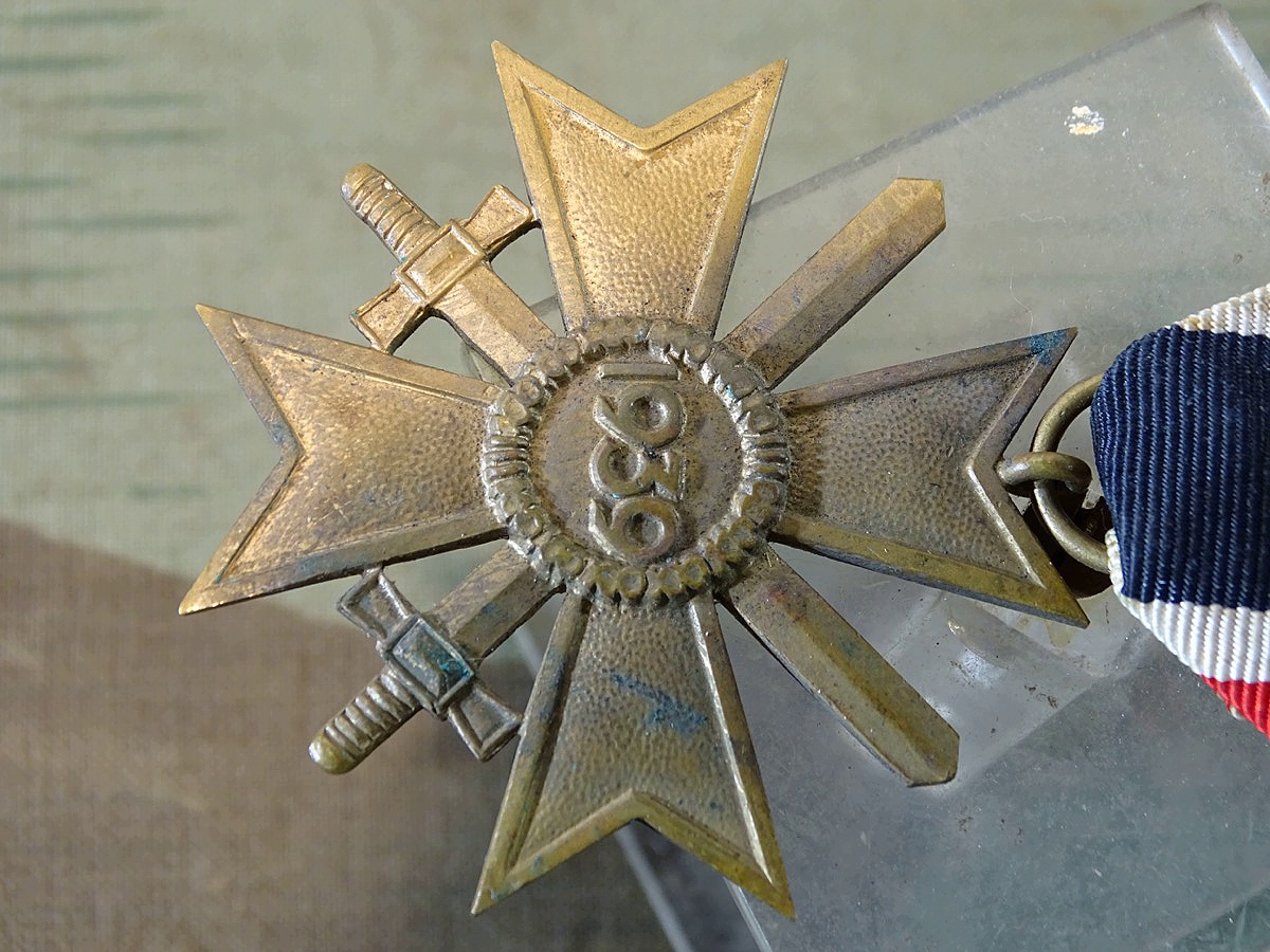 Kriegsverdienst Kreuz 2. Klasse 1939 mit Schwertern, Buntmetall mit Band, ohne Herstellermarke