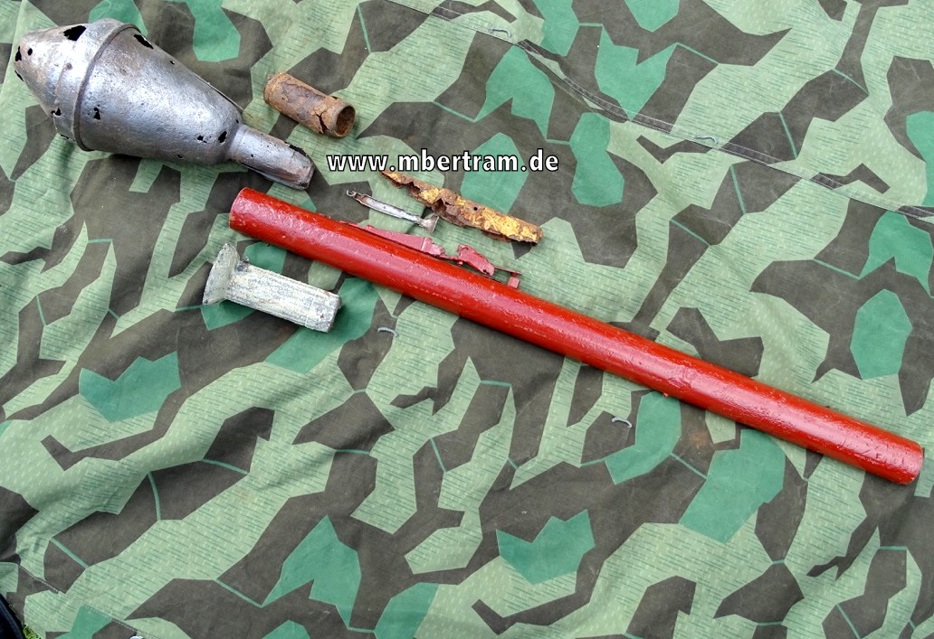 Panzerfaust 60/ 100 Rohr, delaboriert, teilrestauriert, mit Kopf.