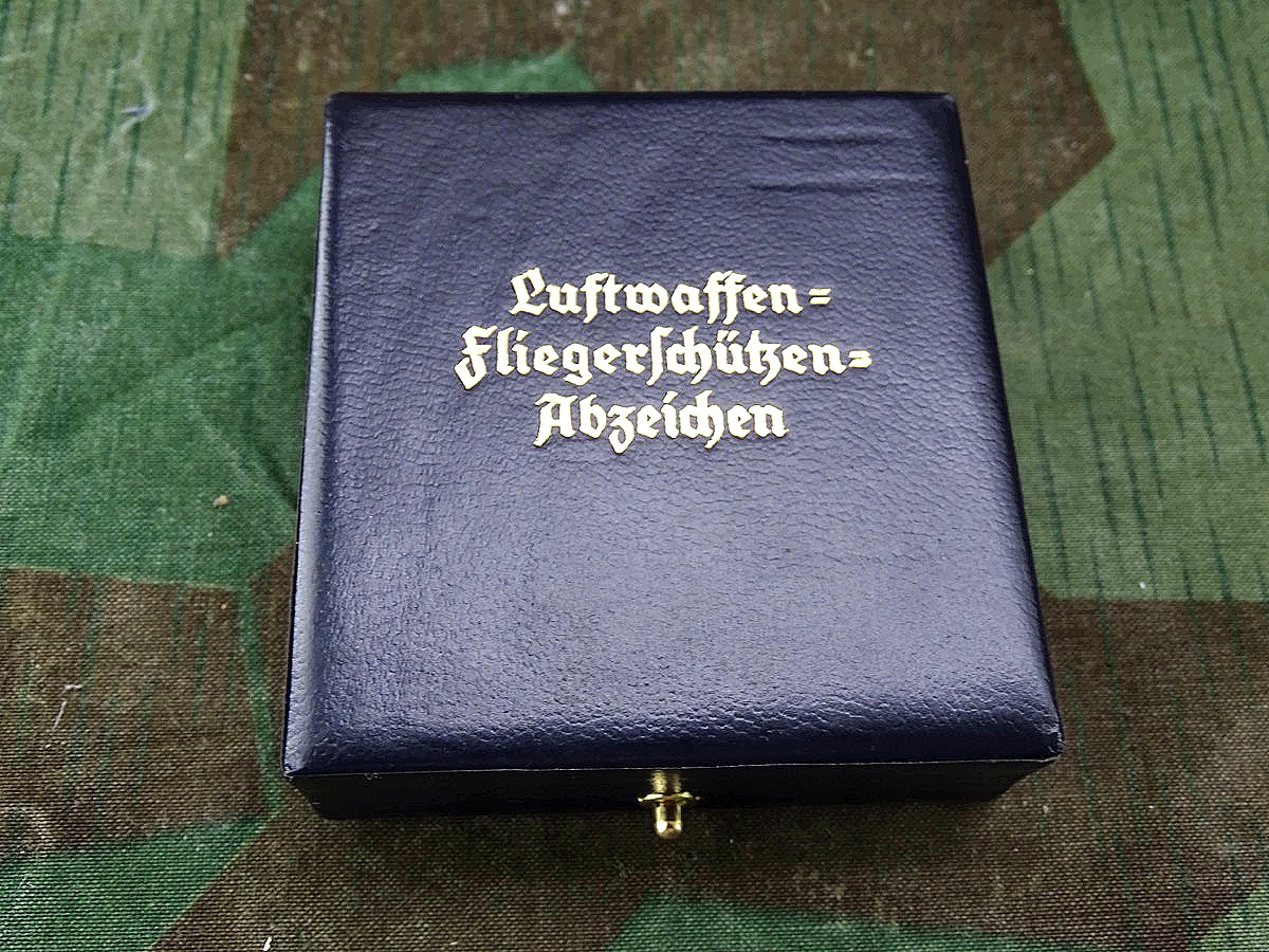 Top Replik: Fliegerschützen Abzeichen der Luftwaffe ohne Blitzbündel,  Hst. Marke W.Deumer Lüdenscheid. Im Etui