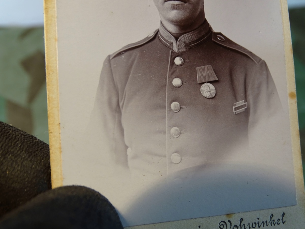 Studioaufnahme eines Soldaten um 1900, Dienstauszeichnung und Centenaermedaille. 