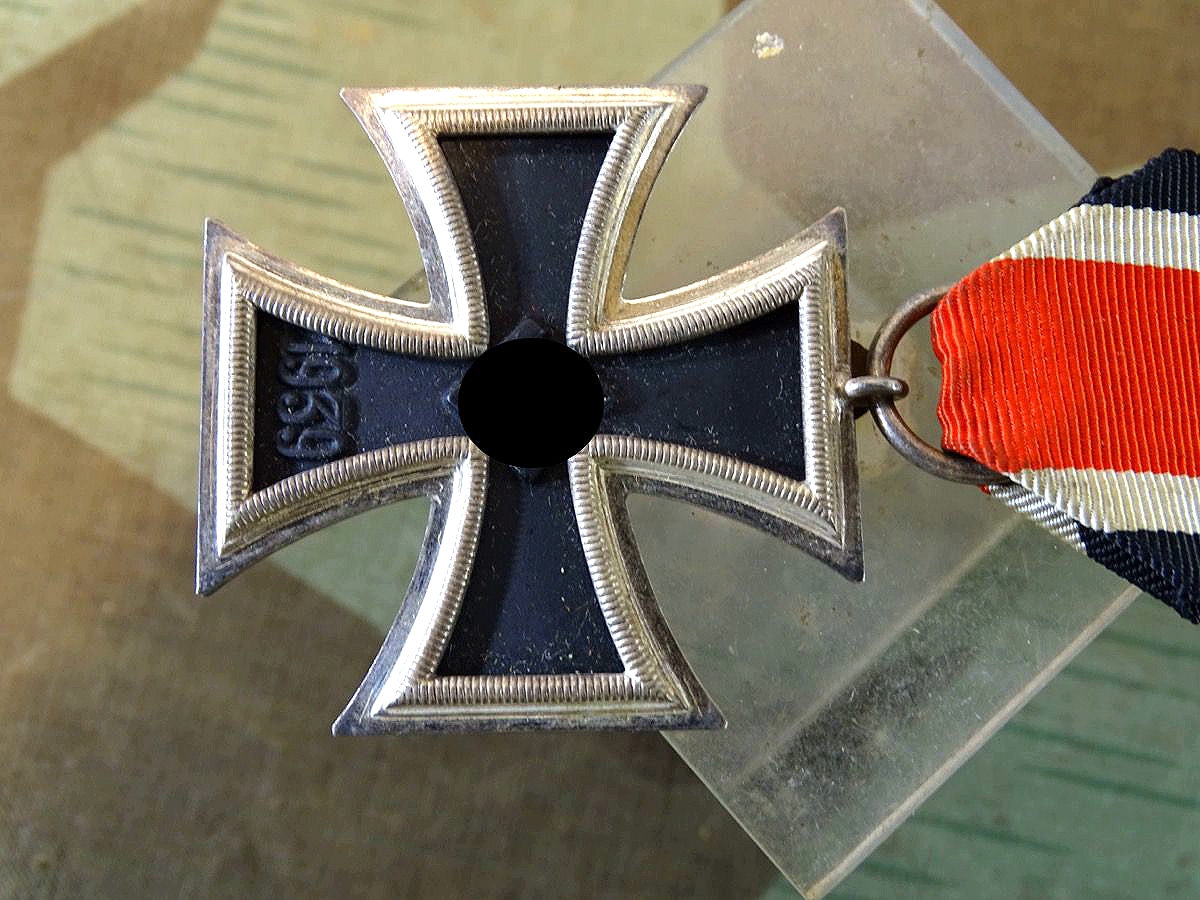 Eisernes Kreuz 2. Klasse 1939 mit Band, Herstellermarke 65, sehr schöne Erhaltung