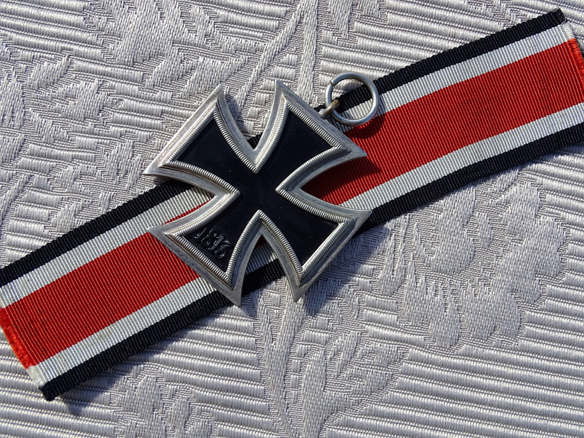 Eisernes Kreuz 2. Klasse 1939, Kern unmagnetisch, nahezu kpl. Schwärzung, an Band