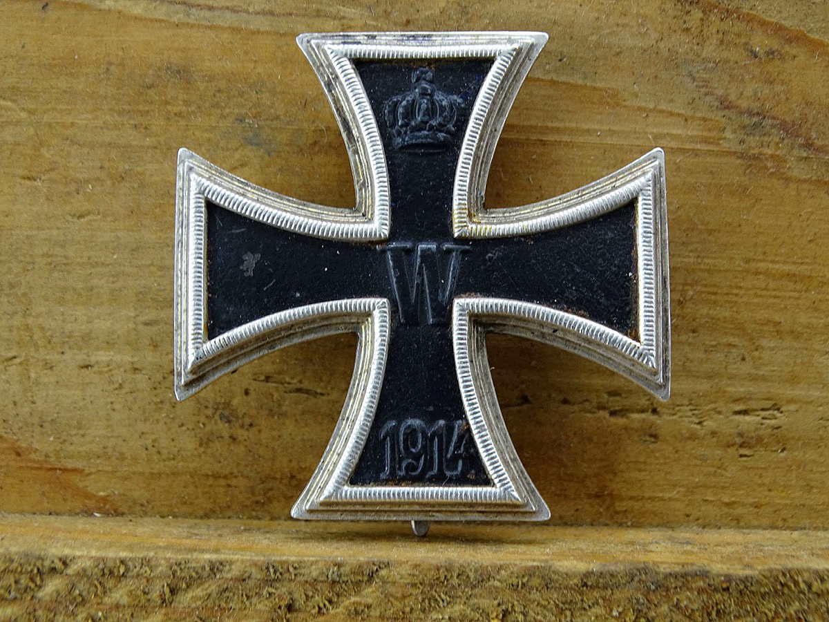 Eisernes Kreuz 1. Klasse 1914, magnetischer Eisenkern,  ca. 98% Schwärzung, Seltene Variante mit  2 zusätzl. Haken, "935"