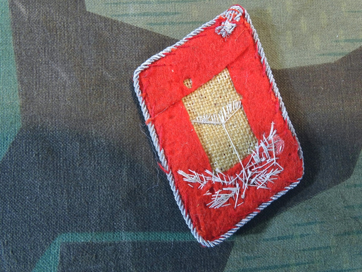 Kragenspiegel Leutnant der Luftwaffe. Waffenfarbe rot, Flak Artillerie