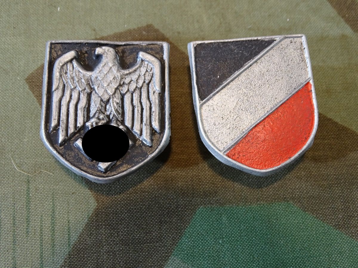 Pärchen Wappen für Wehrmachts Tropenhelm, frühe Stücke, Buntmetall lackiert, alle Splinte