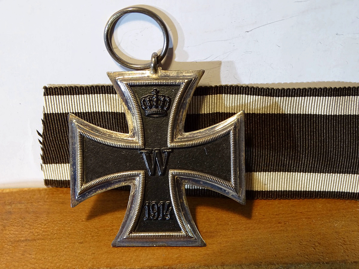 Eisernes Kreuz 2. Klasse 1914, Hst.: We in kleinem Ring,( Firma J.H. Werner),  an zugehörigem Bandabschnitt