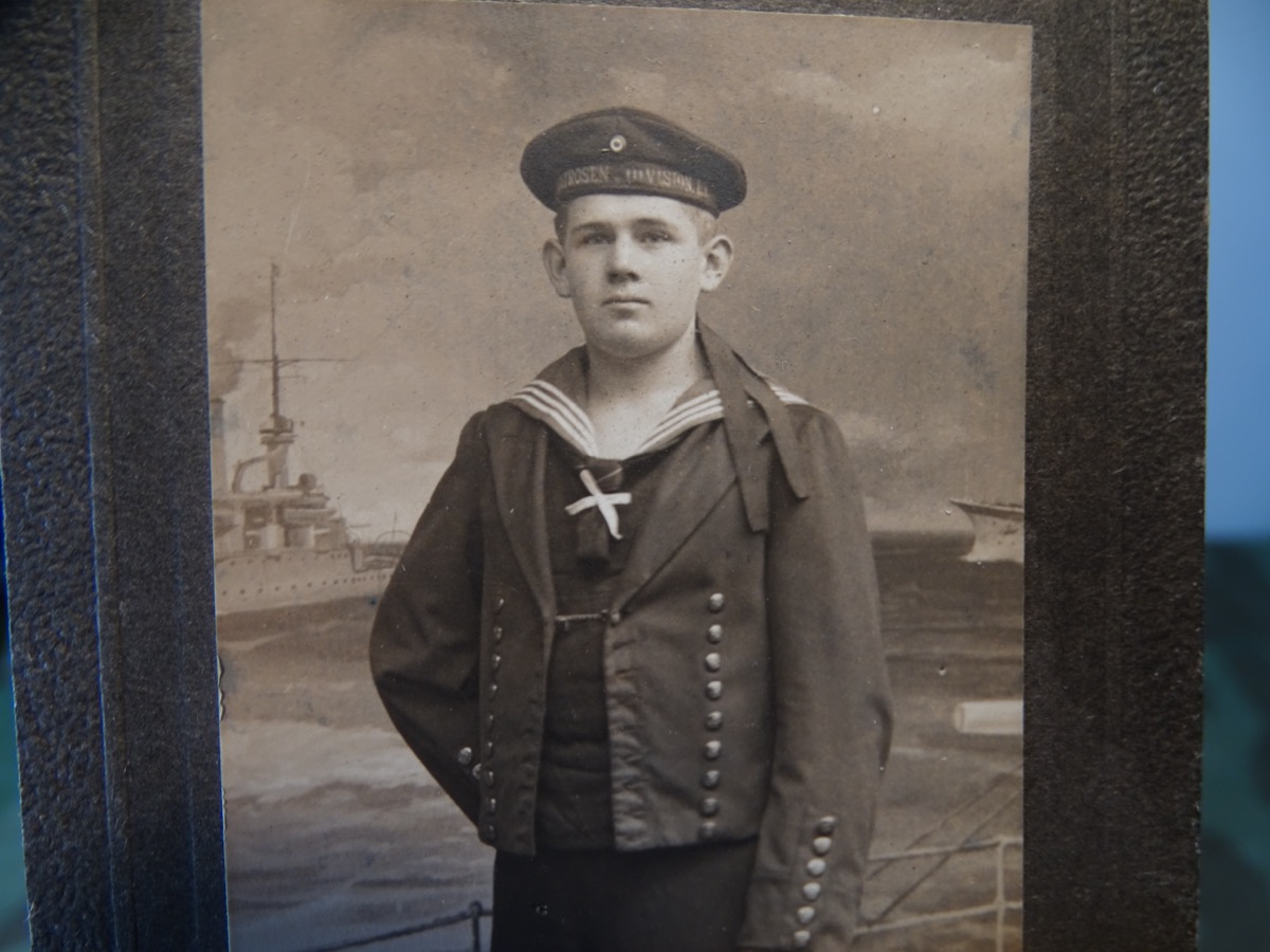 Kabinettfoto Matrose kaiserliche Marine , "Matrosen Division", 1. Weltkrieg mit Tellermütze, Parade Jacke. 