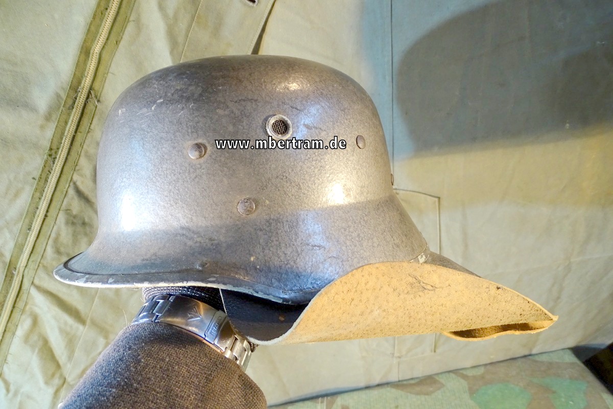 DDR Fieberglas Feuerwehrhelm mit Nackenleder, wie Wehrmachts Parade Helm