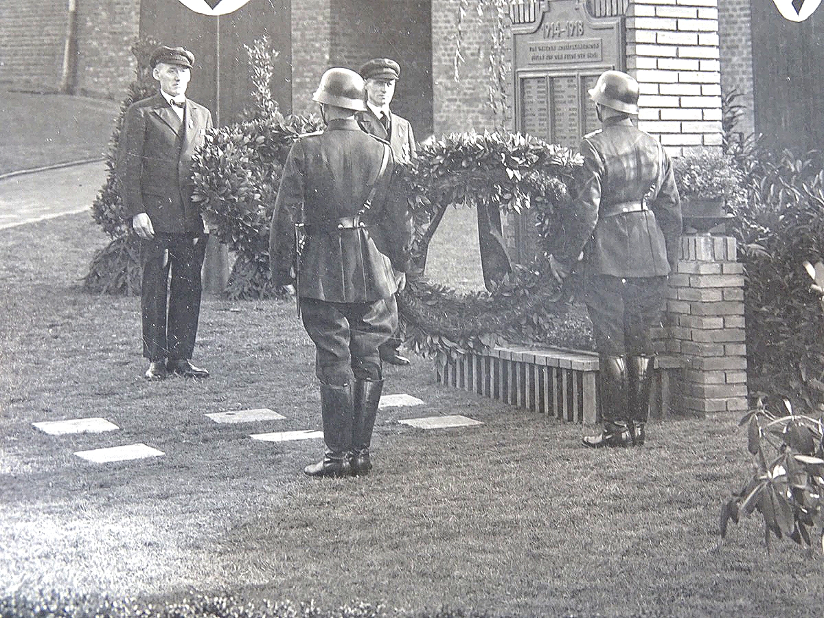 Kranzniederlegung von SA, SS? , DAF, Feuerwehr an einem Ehrenmal für 1914-18 , wahrscheinlich Remscheid