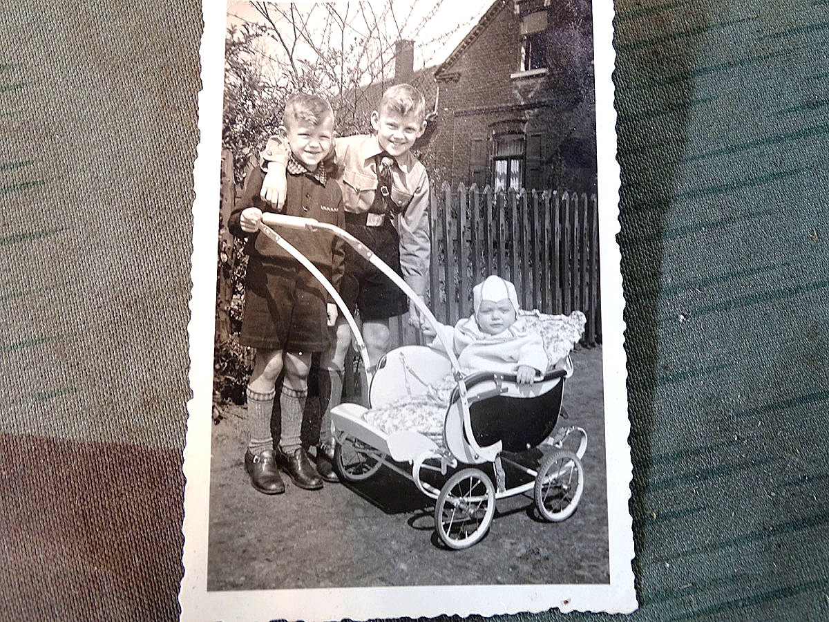 Foto DJ Junge in Uniform mit Freund und Kinderwagen Hamborn 20.04.1939 ( Führers Geburtstag ) 