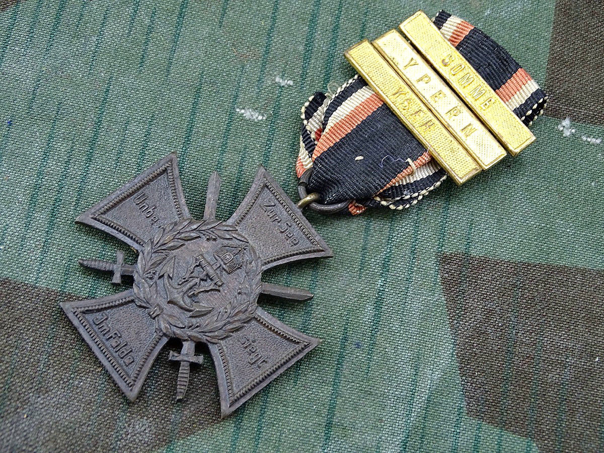 Ehrenkreuz des Marine-Korps 1914-1918, sogenanntes "Flandernkreuz" mit 3 Gefechtsspangen, Somme, Ypern, Yser