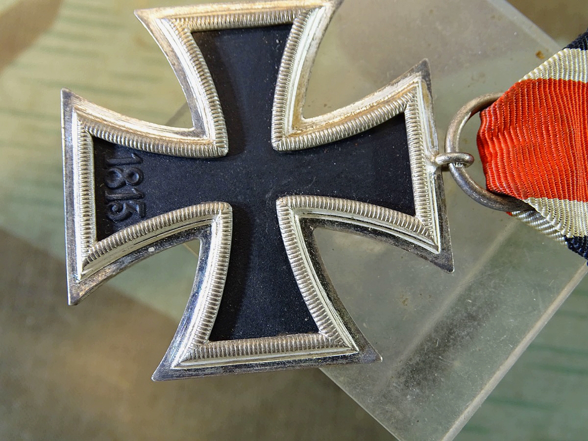 Eisernes Kreuz 2. Klasse 1939 mit Band, Herstellermarke 65, sehr schöne Erhaltung