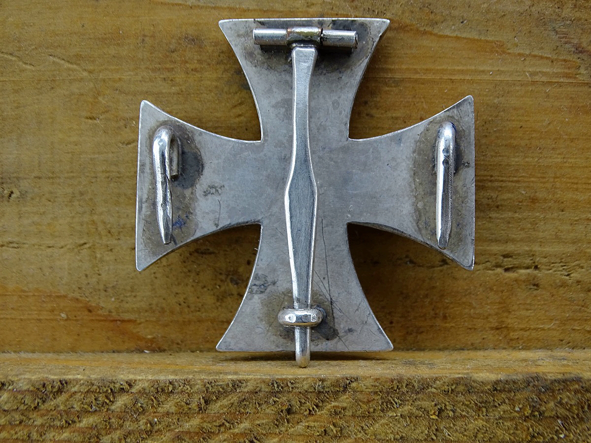 Eisernes Kreuz 1. Klasse 1914, magnetischer Eisenkern,  ca. 98% Schwärzung, Seltene Variante mit  2 zusätzl. Haken, "935"