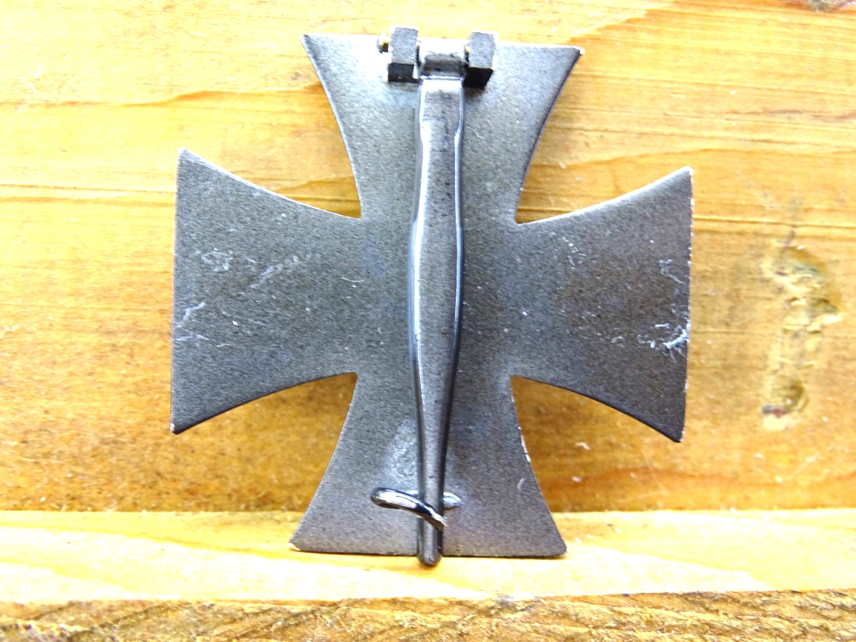 Replik: Eisernes Kreuz 1. Klasse 1914 mit breiter Nadel in Etui. Mit schöner dunkler Patina