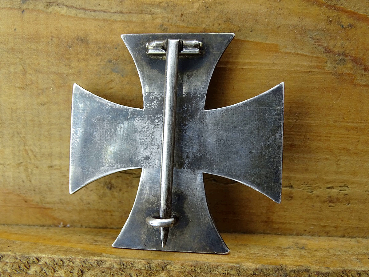 Eisernes Kreuz 1. Klasse 1914, magnetischer Eisenkern mit fast kpl. Schwärzung. Riss in Kern