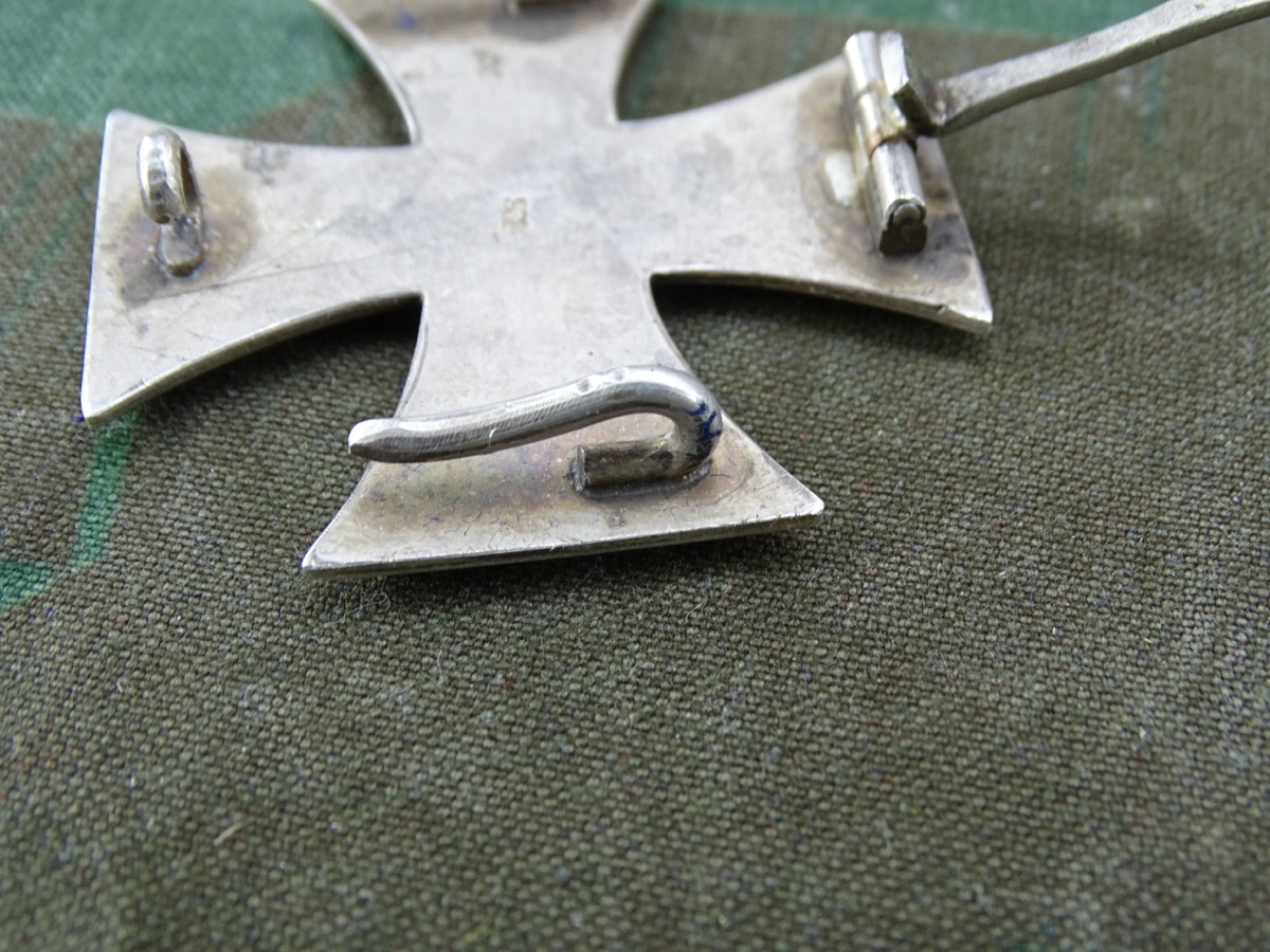 Eisernes Kreuz 1. Klasse 1914, magnetischer Eisenkern,  ca. 98% Schwärzung, Seltene Variante mit  2 zusätzl. Haken, "935"