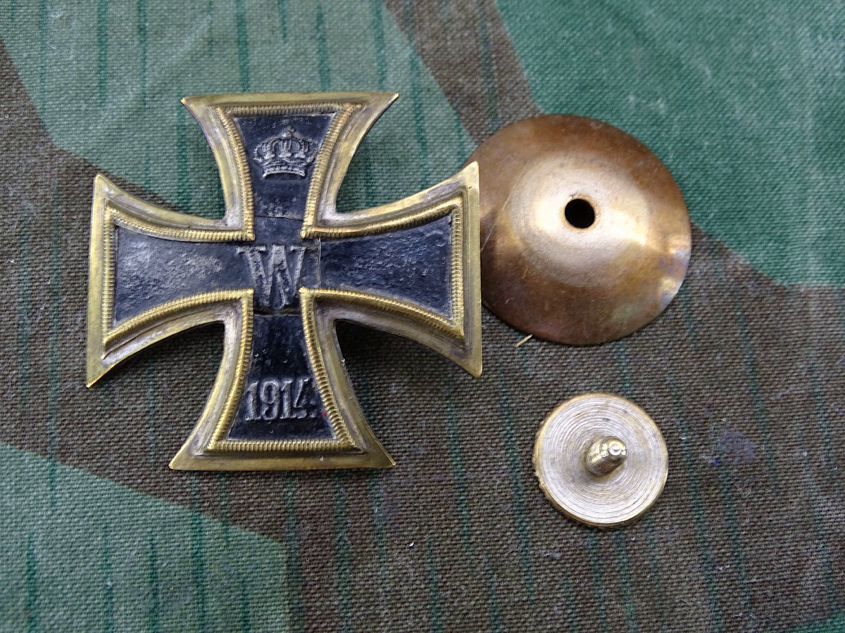 Eisernes Kreuz 1. Klasse 1914, magnetischer Eisenkern, Gewölbt, ca. 95% Schwärzung, Kern Riss,  Schraubscheibe, Schachtel