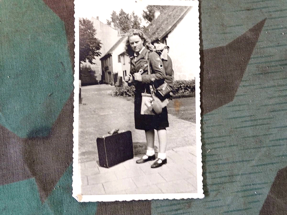 Foto BDM Mädchen mit großem Reise Feldgepäck bepackt. " Auf grosser Fahrt 1942"