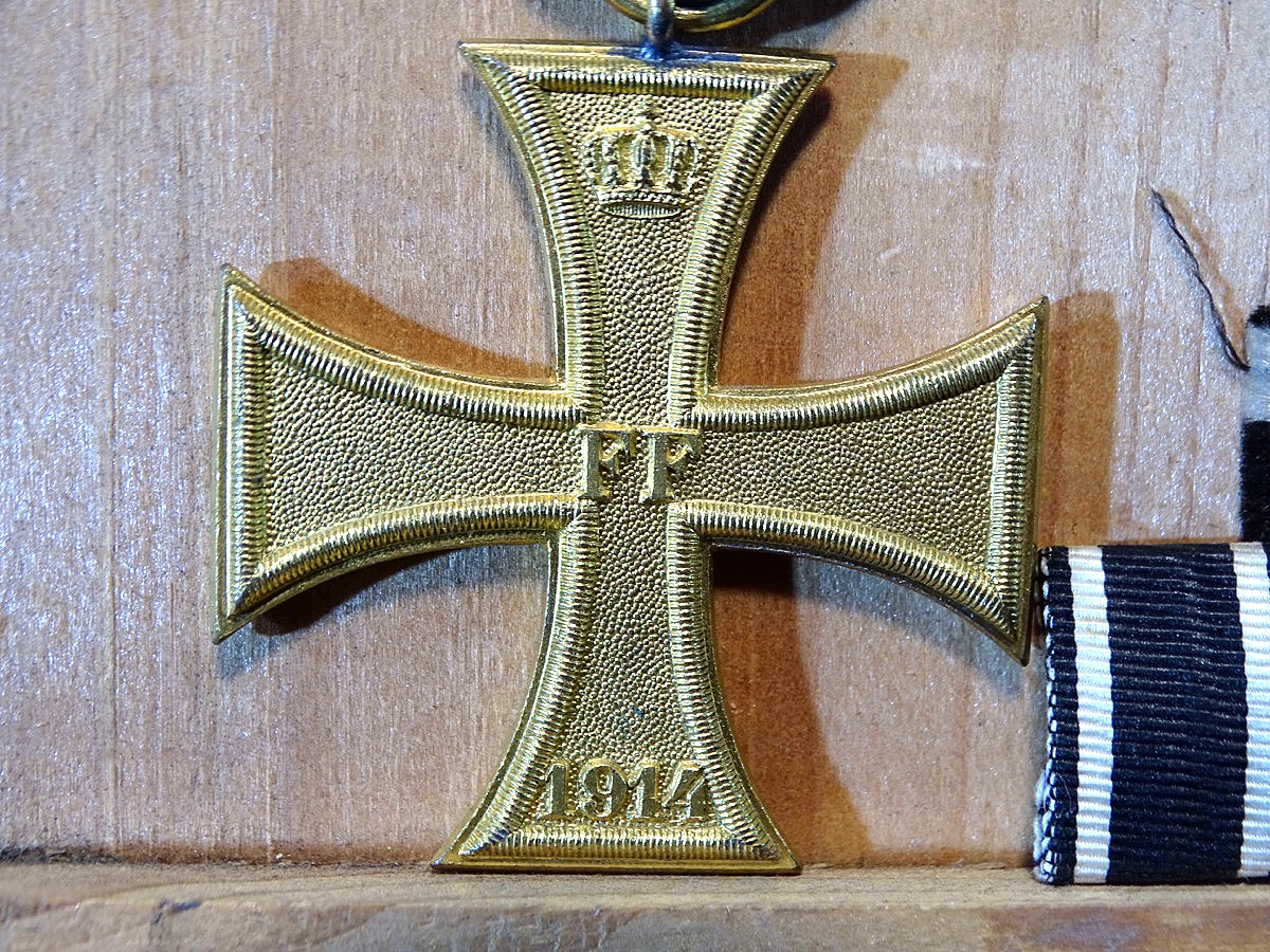 Zusammengehöriges Ordensset aus einem Nachlass: EK 2 1914, Kriegsverdienstkreuz Mecklenburg. Mit Bandspange. 