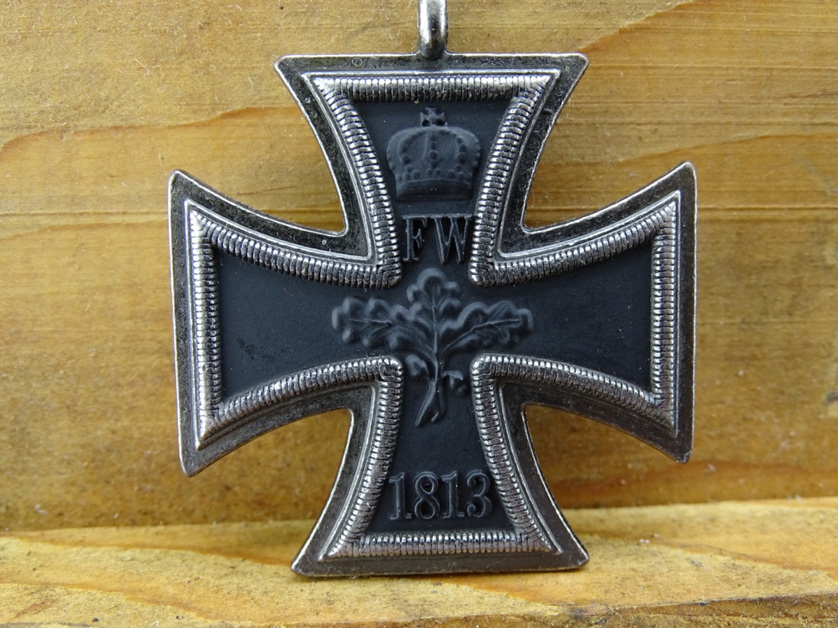 Replik: Eisernes Kreuz 2. Klasse 1870 mit schöner dunkler Patina und Bandabschnitt