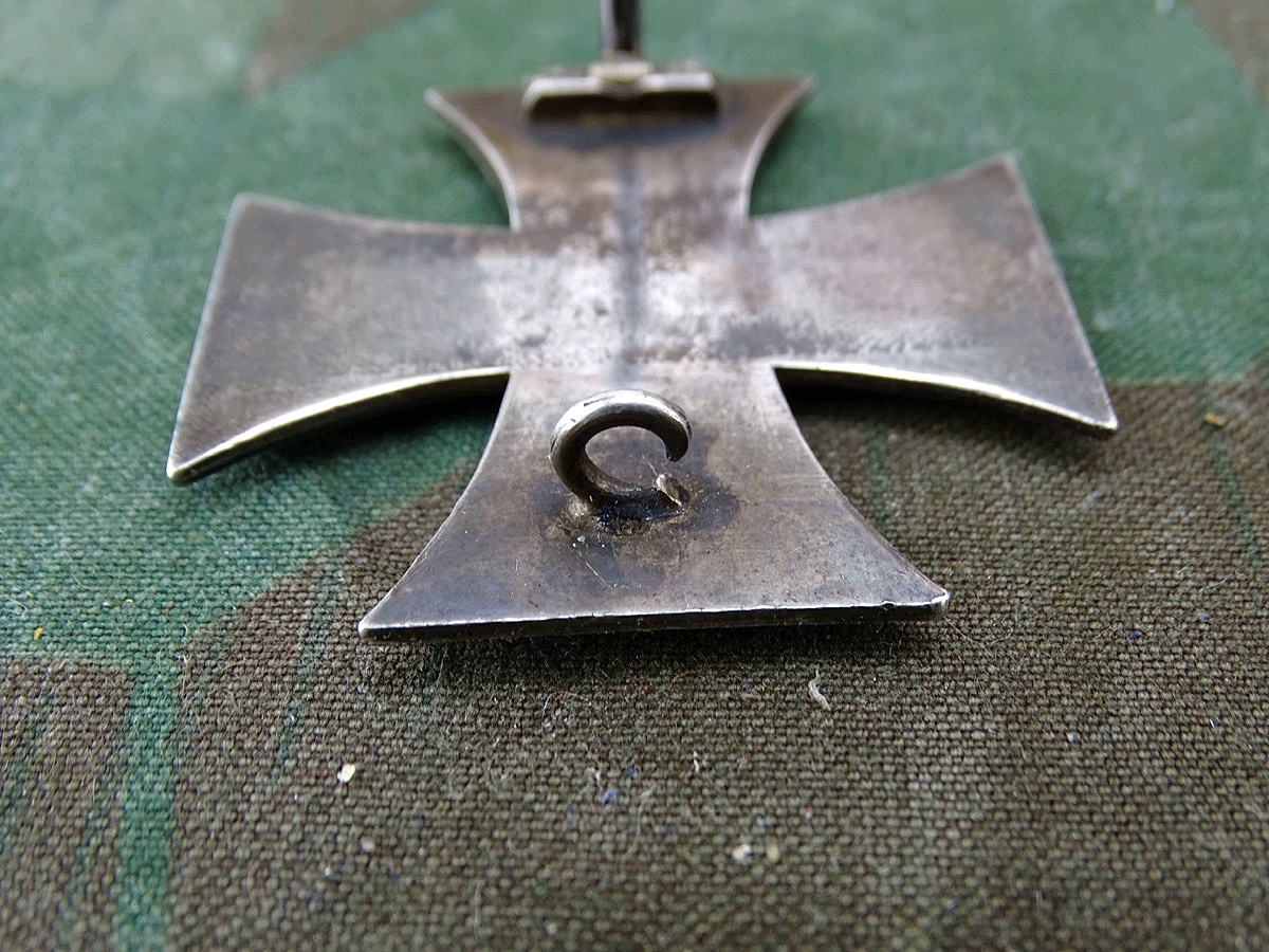 Eisernes Kreuz 1. Klasse 1914, magnetischer Eisenkern mit fast kpl. Schwärzung. Riss in Kern