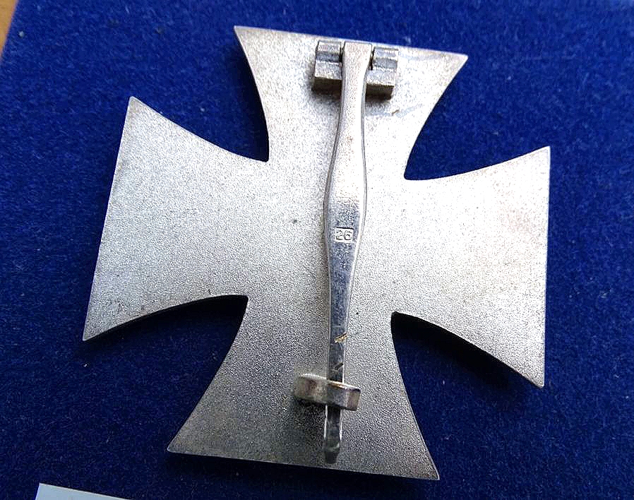 Eisernes Kreuz 1. Klasse 1939, Eisenkern, Hst. 26 B.H. Mayer