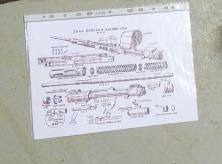 20 mm Deko Flak 28 , (  Oerlikon ) , unrestauriert, zerlegt mit Behelfslafette